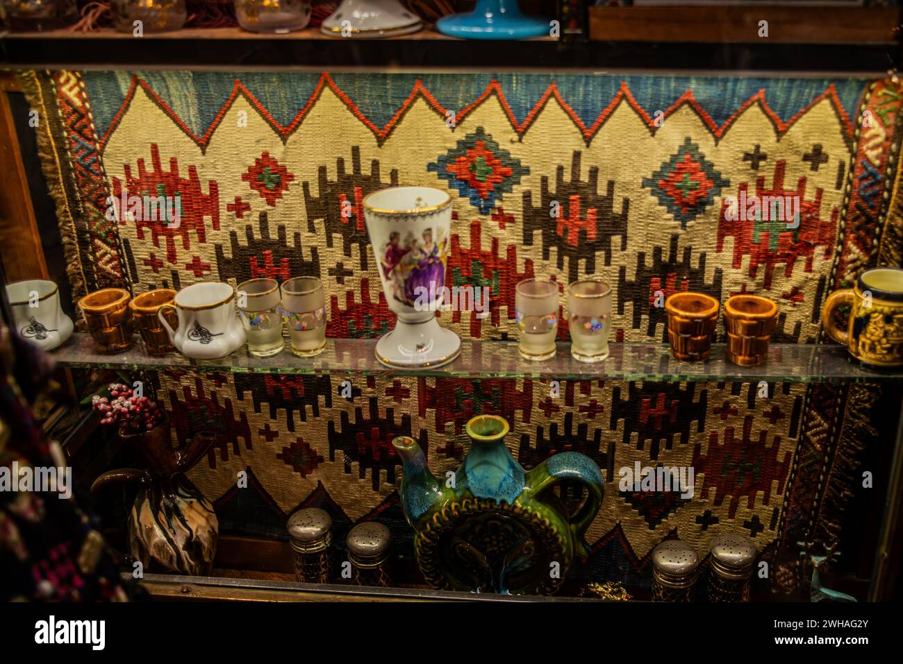 Découvrez l'opulence des vieux vêtements ottomans et des antiquités, une vitrine de vêtements vintage et d'objets ornementés, préservant le patrimoine culturel. Banque D'Images