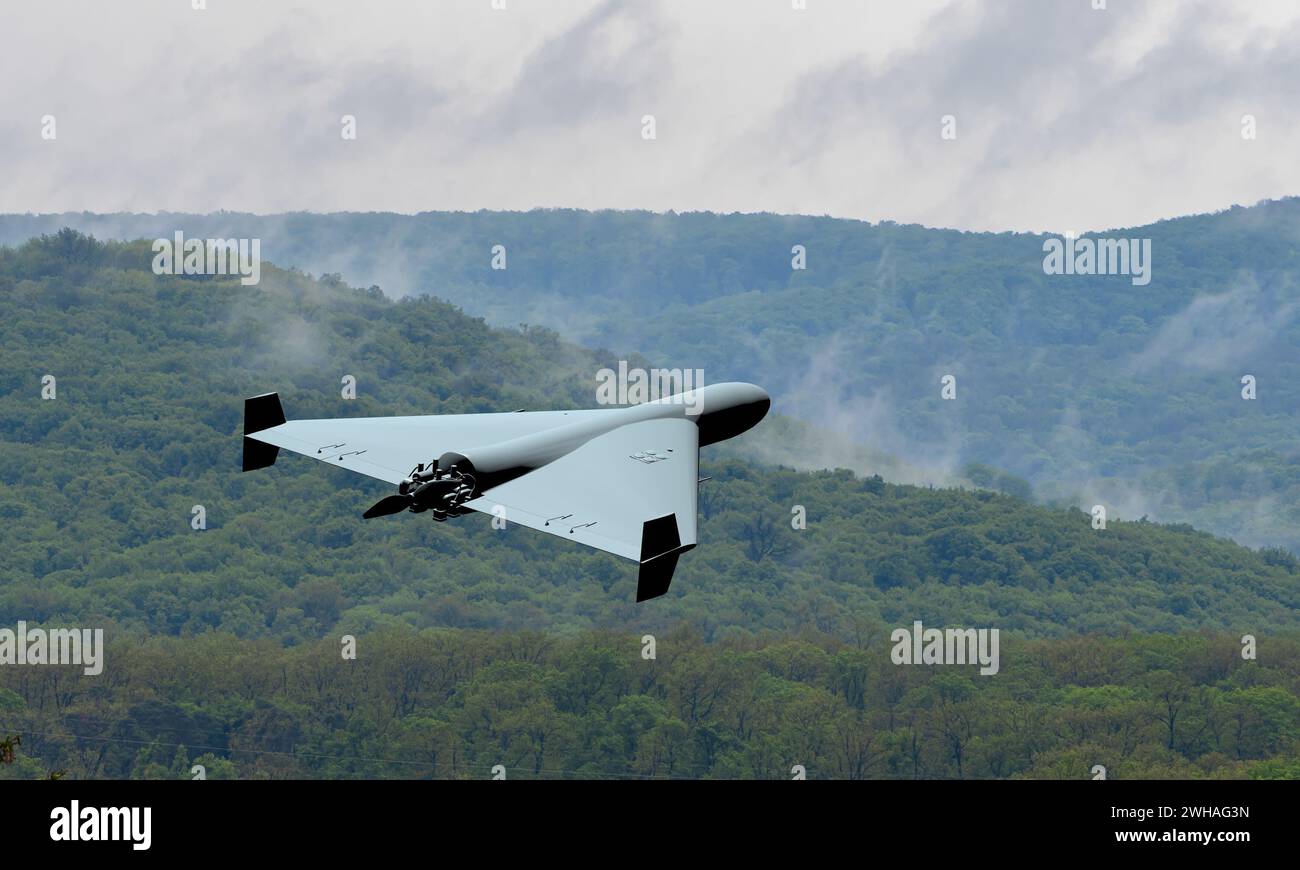 Drone kamikaze militaire volant au-dessus de la forêt dans les nuages, drone de combat dans le ciel, guerre en Ukraine. Attaque de drone iranien Shahed. Banque D'Images