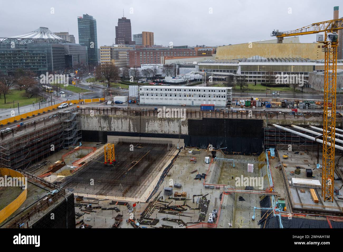 Berlin, Allemagne. 09th Feb, 2024. Une grue se trouve dans la fosse de fouilles sur le chantier du nouveau musée moderne de berlin, prise à l'occasion de la pose de la première pierre du musée. La Maison de l’Art du XXe siècle est en construction au Kulturforum selon les plans des architectes suisses Herzog & de Meuron. C'est actuellement l'un des plus grands projets de musées en Allemagne. Crédit : Monika Skolimowska/dpa/Alamy Live News Banque D'Images