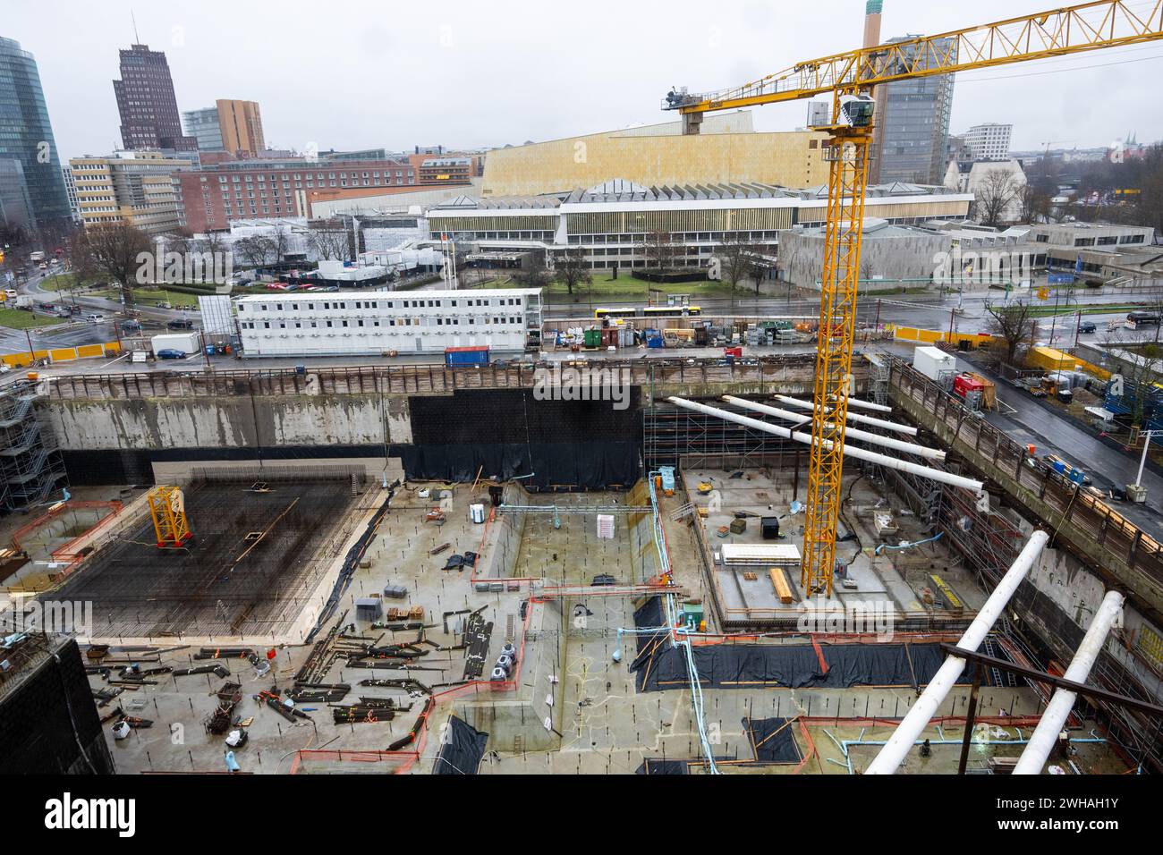 Berlin, Allemagne. 09th Feb, 2024. Une grue se trouve dans la fosse de fouilles sur le chantier du nouveau musée moderne de berlin, prise à l'occasion de la pose de la première pierre du musée. La Maison de l’Art du XXe siècle est en construction au Kulturforum selon les plans des architectes suisses Herzog & de Meuron. C'est actuellement l'un des plus grands projets de musées en Allemagne. Crédit : Monika Skolimowska/dpa/Alamy Live News Banque D'Images