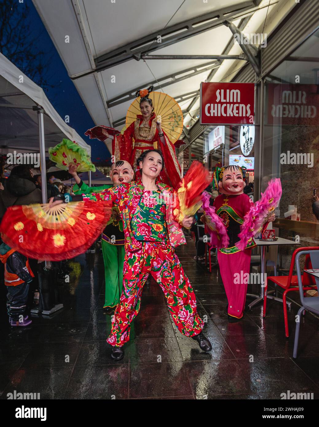 Des danseurs chinois se produisent au Brunswick Centre à Londres au début du nouvel an lunaire. Banque D'Images