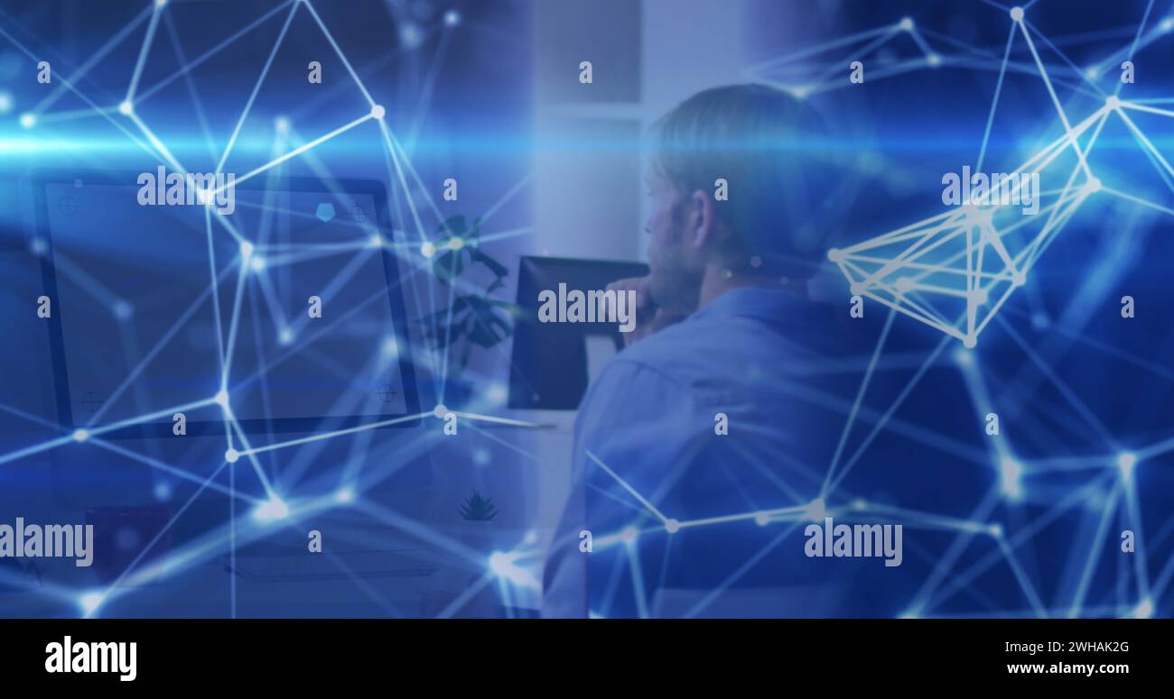 Image du traitement de données informatiques sur l'homme utilisant l'ordinateur Banque D'Images