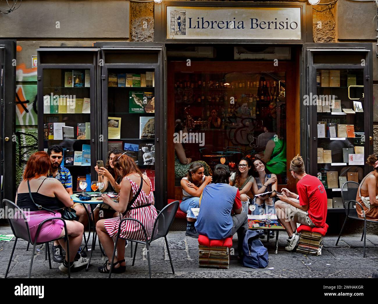 Libreria storica nel quartiere dei librai di Port'Alba, dal 1956. Dal 2014 anche vin et cocktail. Si acquistano libri usati e intere librerie Naples, Italie, Italien, ( librairie historique dans le quartier des libraires de Port'Alba, depuis 1956. Depuis 2014 aussi vin et cocktails. Des livres d'occasion et des bibliothèques entières sont achetés ) Napoli, Naples, Italie, Italien, Banque D'Images