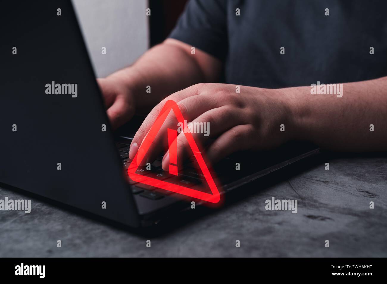 La femme utilise un ordinateur portable avec un signe d'avertissement hologramme pour une erreur de notification. Programmeur, développeur et concept de système de maintenance. Attaque de virus arnaque. Sécurité Banque D'Images
