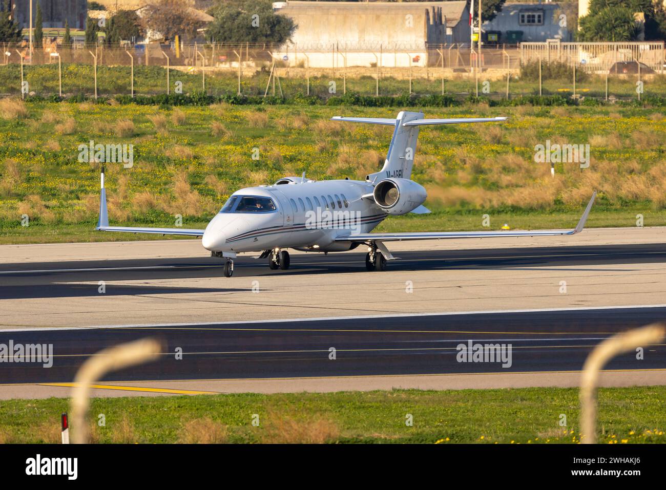 Ryanair Learjet 45 (REG : M-ABEU) tournant à mi-piste pour décoller. Banque D'Images