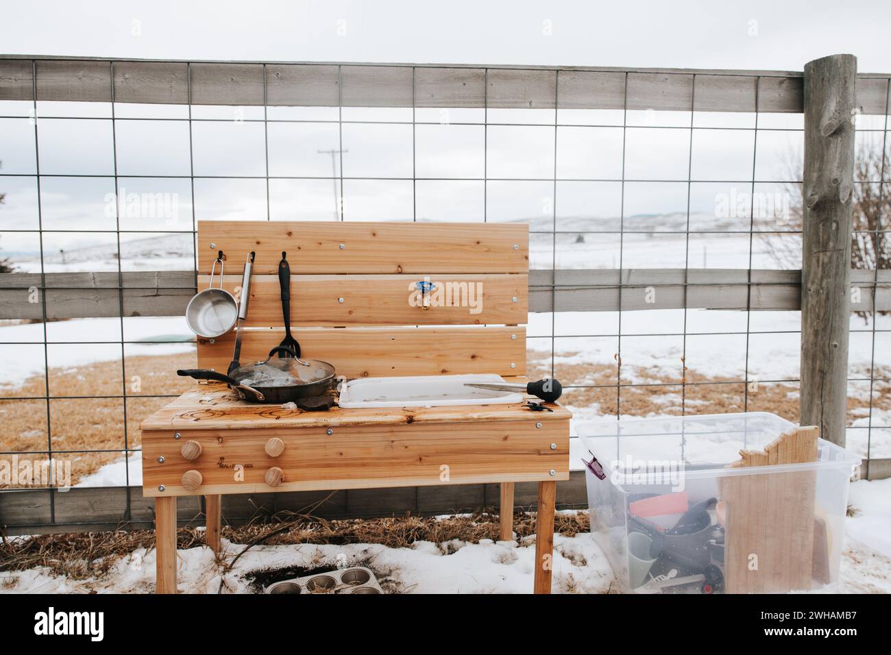 La cuisine de boue attend le jeu enneigé, plaisir de l'enfance Banque D'Images