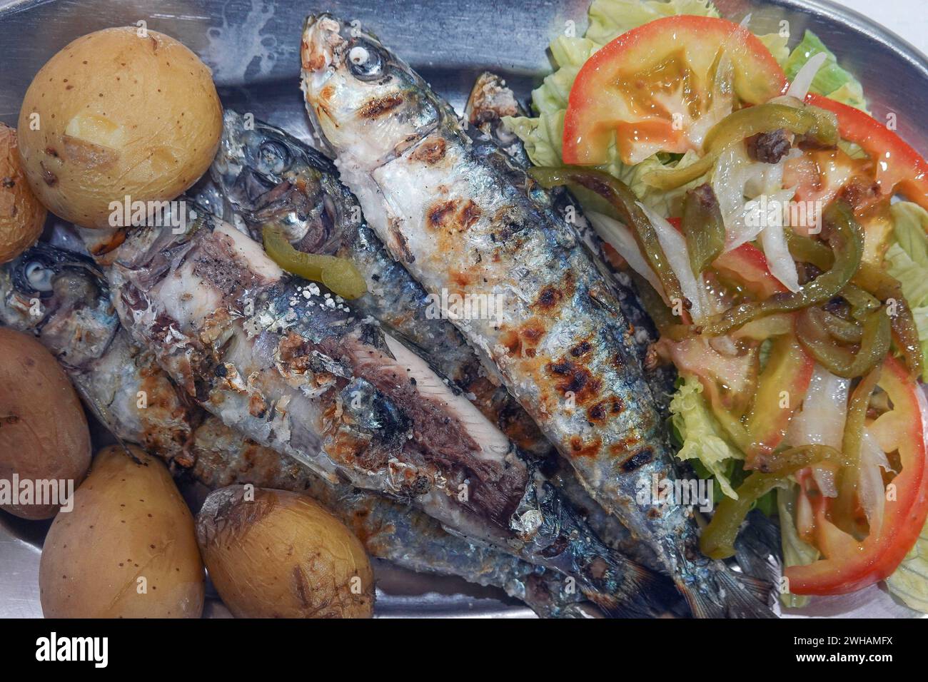 Portugal, Lisbonne, sardines avec pommes de terre et salade de tomates, plat typiquement portugais. Photo © Fabio Mazzarella/Sintesi/Alamy Stock photo Banque D'Images