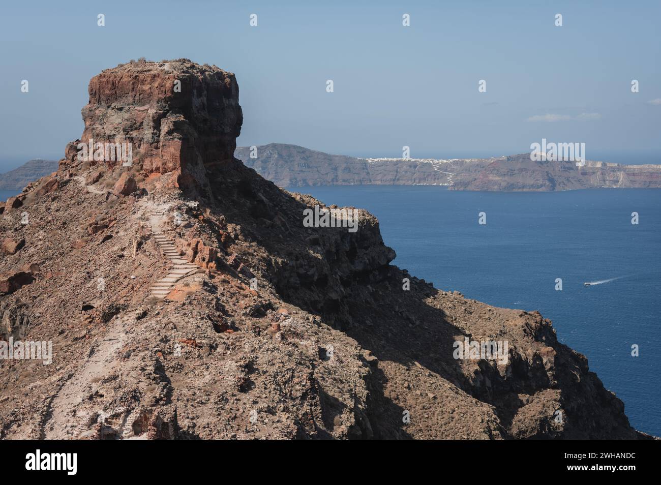 Skaros Rock sur l'île de Santorin surplombant la mer Banque D'Images