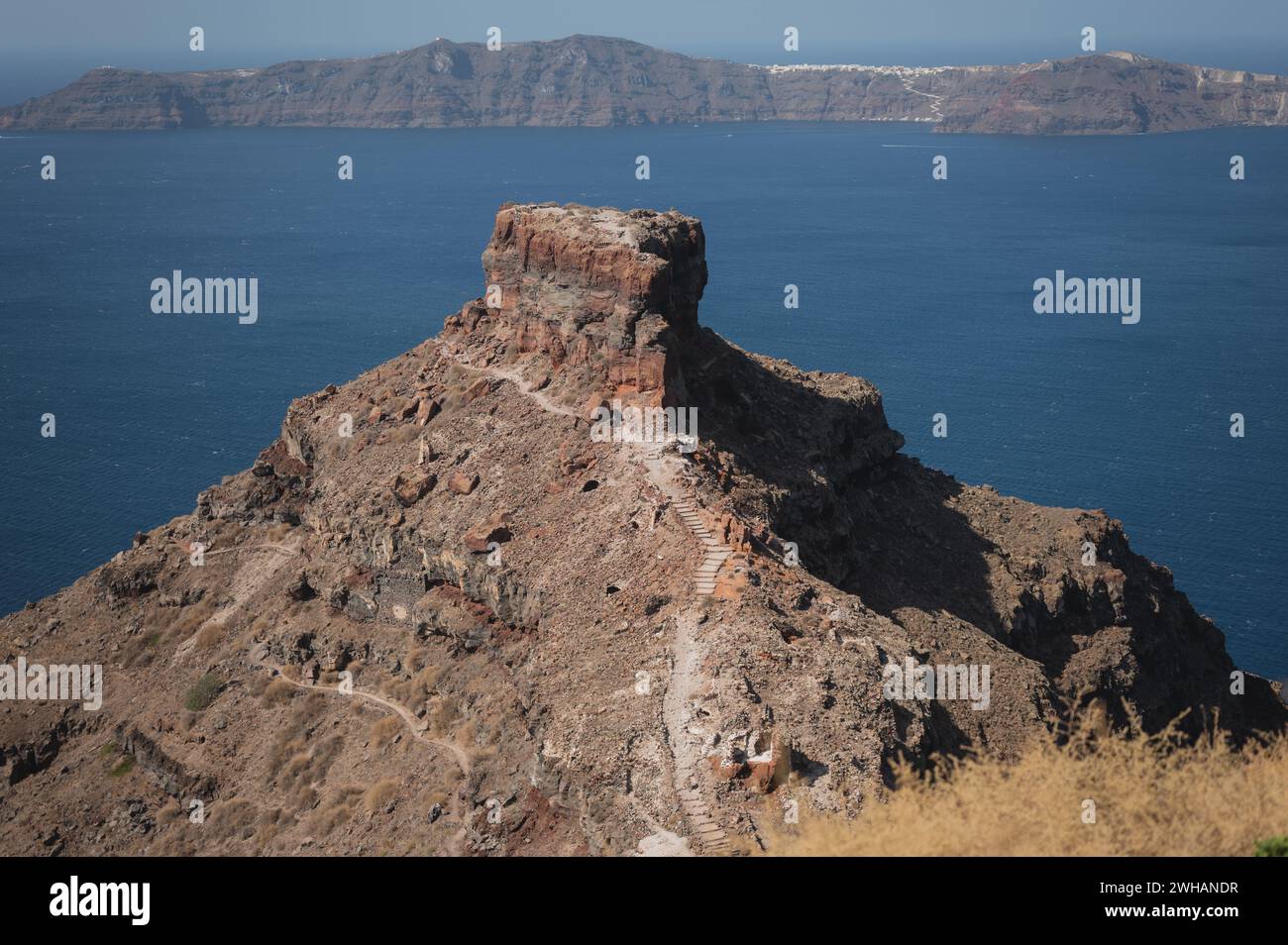 Vue côtière de Skaros Rock à Santorin, Grèce Banque D'Images
