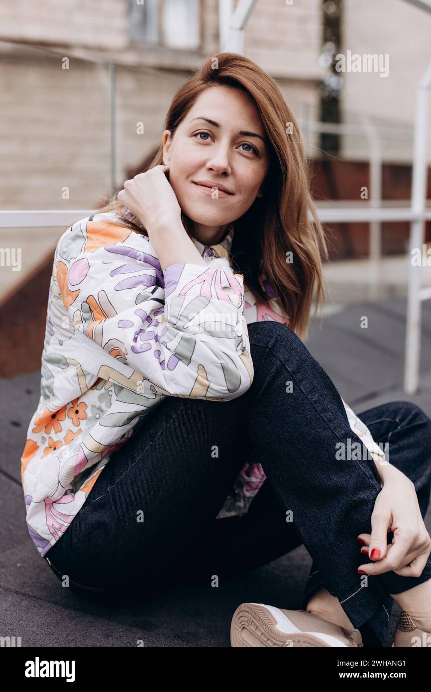 Portrait de femme en vêtements décontractés Banque D'Images