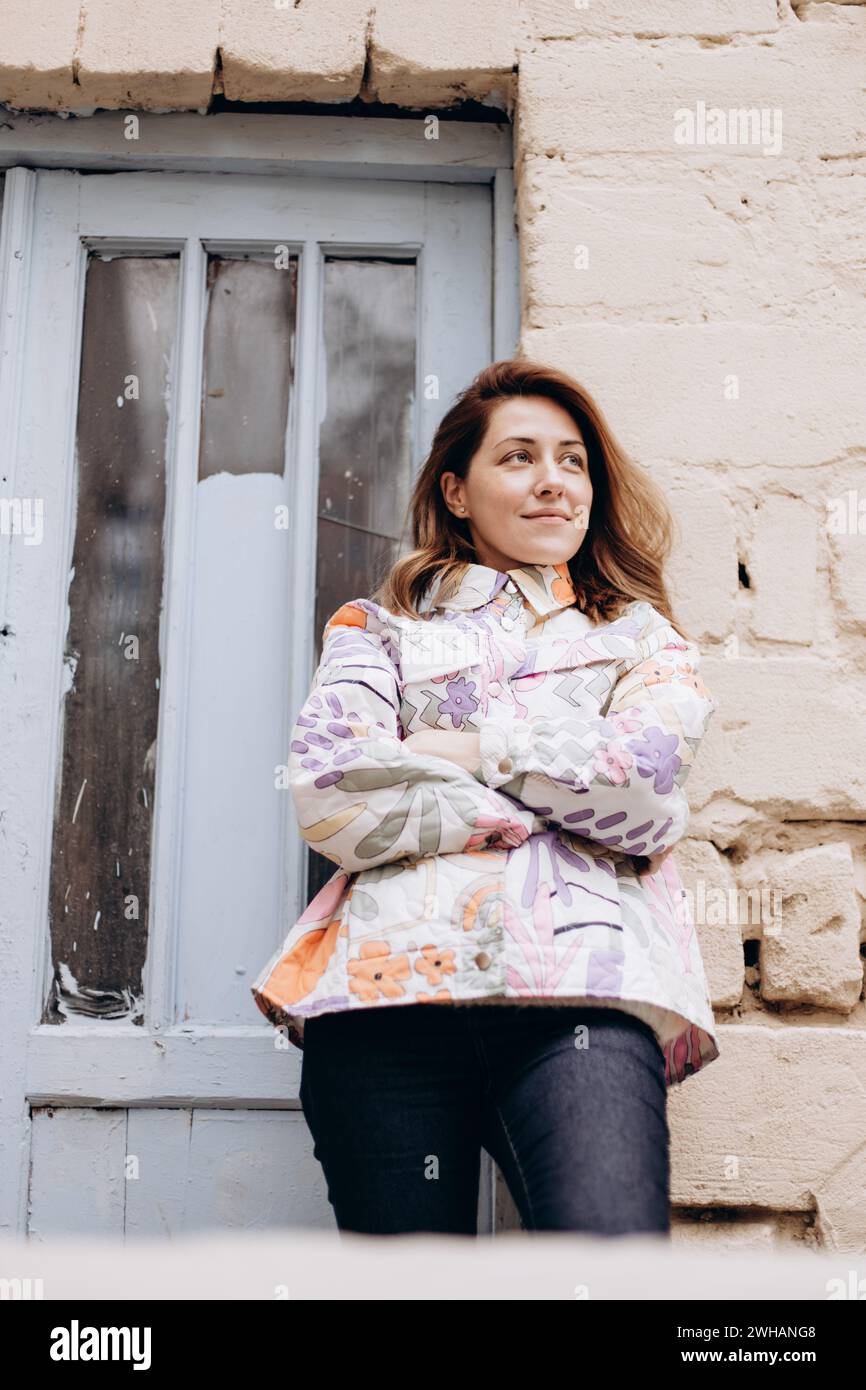 Portrait de femme en vêtements décontractés près de l'ancien bâtiment Banque D'Images