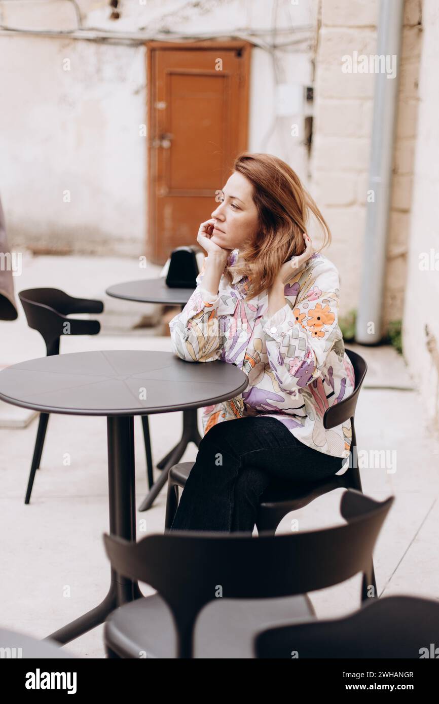Une femme attendant à table Banque D'Images