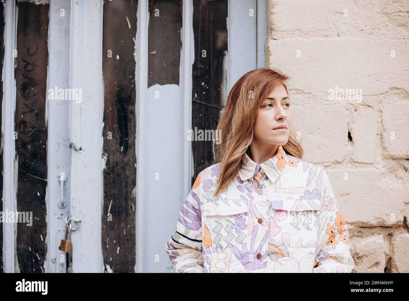 Portrait de femme en vêtements décontractés près de l'ancien bâtiment Banque D'Images