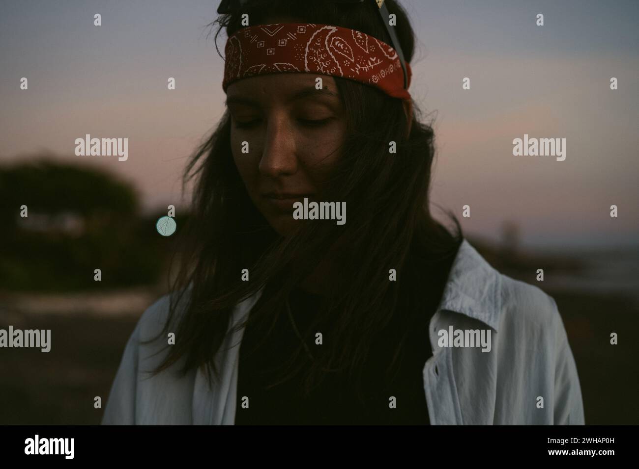Jeune femme dans un bandana rouge. Banque D'Images