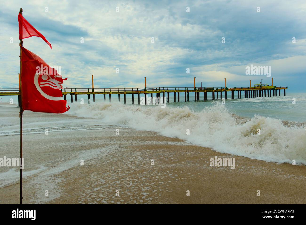 Drapeau avec interdiction de baignade se développe dans le vent, plage de la côte Atlantique, Villa Gesell, Argentine, 02.01.2024 Banque D'Images