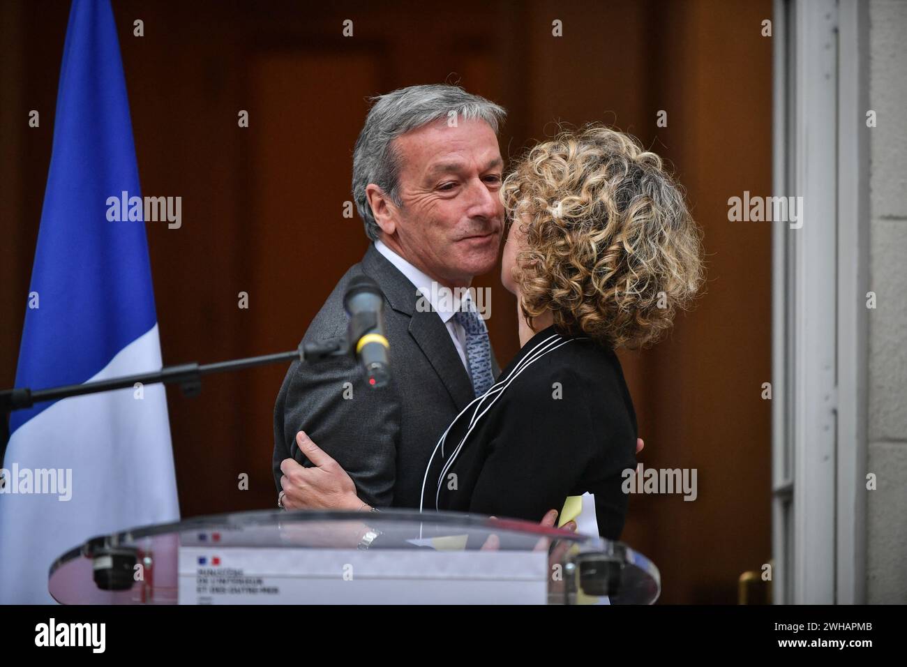 Paris, France. 09th Feb, 2024. Le ministre français sortant de l’outre-mer Philippe Vigier applaudit son successeur Marie Guevenoux lors de la cérémonie de passation au ministère français de l’outre-mer à Paris le 9 février 2024. Photo de Firas Abdullah/ABACAPRESS.COM crédit : Abaca Press/Alamy Live News Banque D'Images