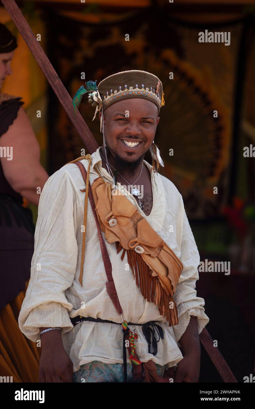 Un homme souriant à la caméra portant un costume de Renaissance à la verticale Banque D'Images Un homme souriant à la caméra portant un costume de Renaissance à la verticale Banque D'Images