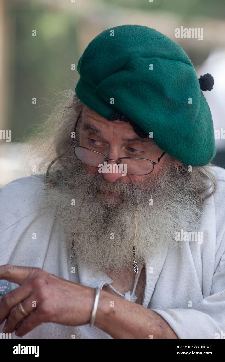 Homme barbu portant un béret vert à la verticale de la renaissance Banque D'Images
