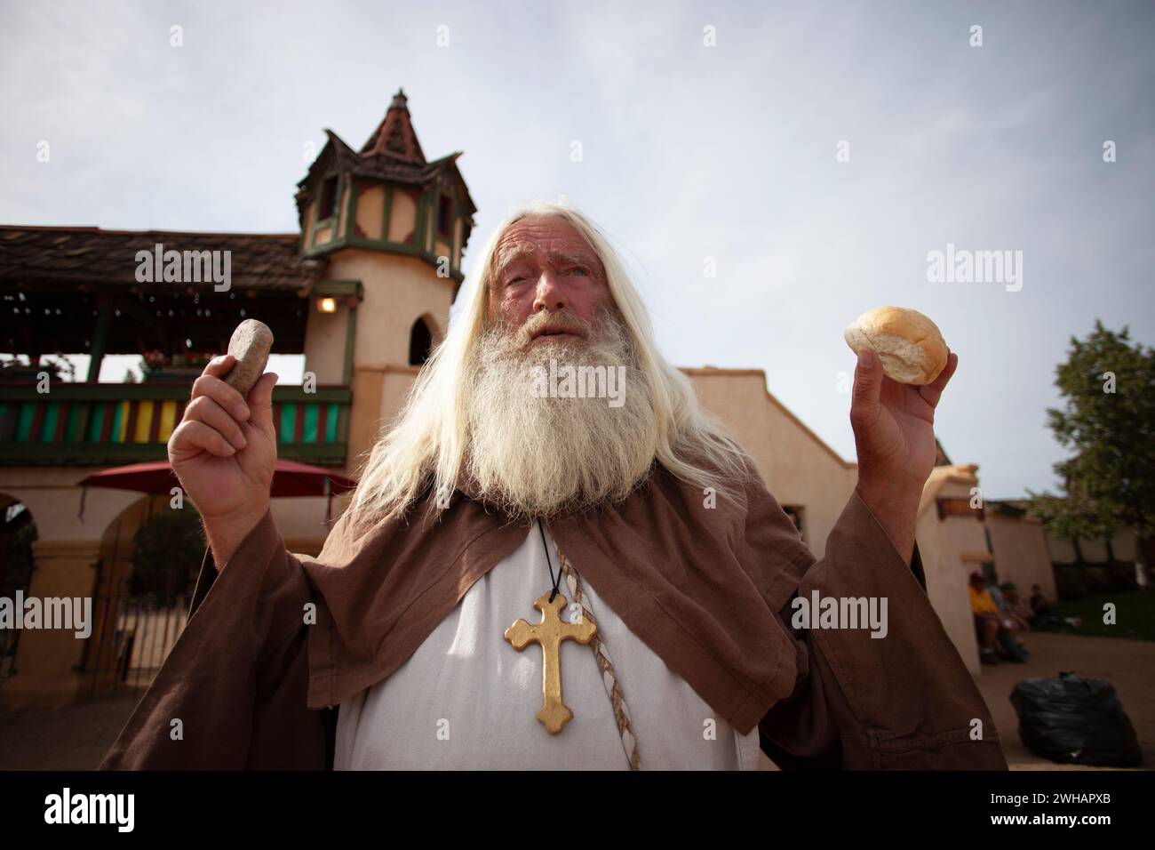 Homme barbu en robe les mains levées au festival de la Renaissance Banque D'Images Homme barbu en robe les mains levées au festival de la Renaissance Banque D'Images