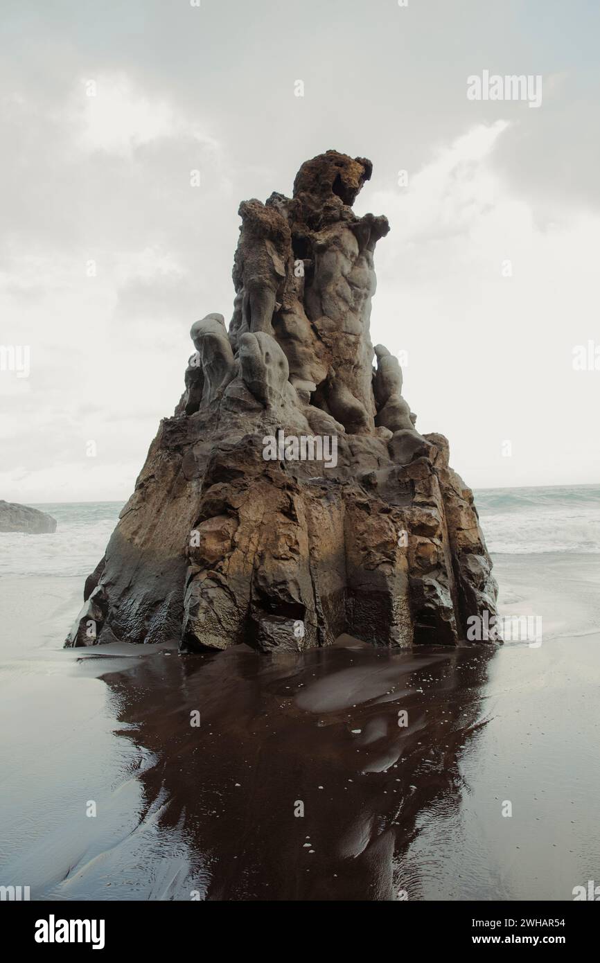 Curieux rocher en forme sur le rivage de la plage Banque D'Images