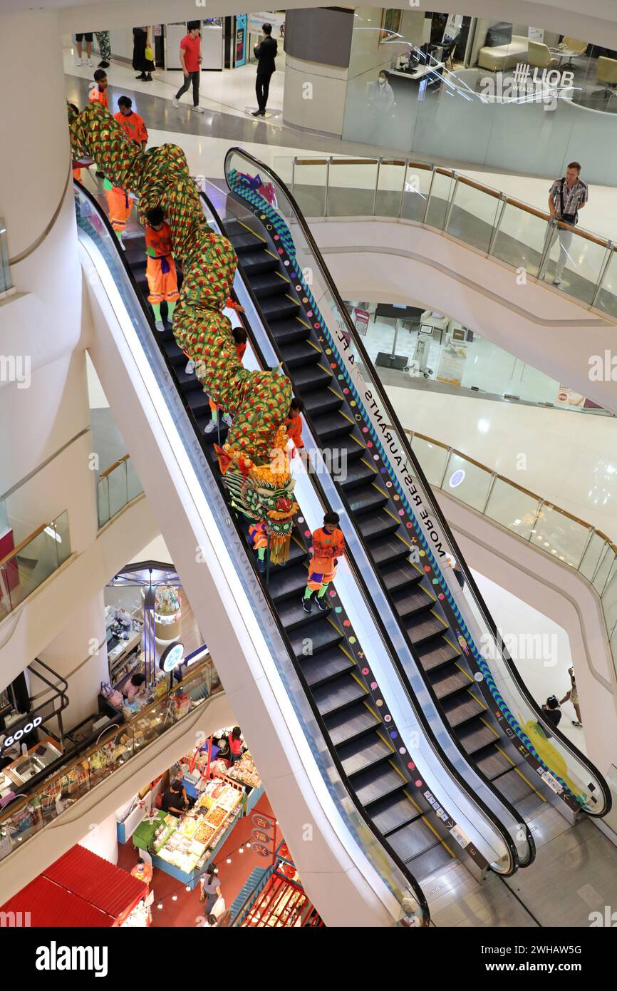 Bangkok, Thaïlande. 09th Feb, 2024. Un dragon monte sur l'escalator du complexe Silom pendant les célébrations du nouvel an lunaire chinois pour l'année du dragon 2024 à Bangkok, Thaïlande crédit : Paul Brown/Alamy Live News Banque D'Images