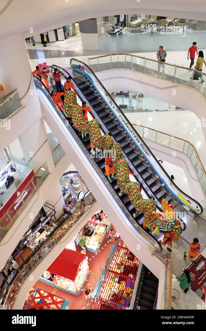 Bangkok, Thaïlande. 09th Feb, 2024. Un dragon monte sur l'escalator du complexe Silom pendant les célébrations du nouvel an lunaire chinois pour l'année du dragon 2024 à Bangkok, Thaïlande crédit : Paul Brown/Alamy Live News Banque D'Images