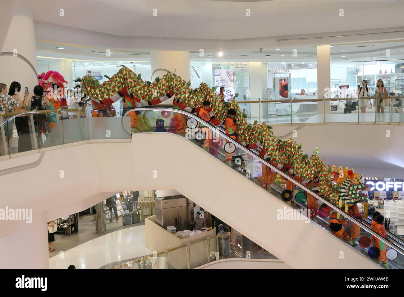 Bangkok, Thaïlande. 09th Feb, 2024. Un dragon monte sur l'escalator du complexe Silom pendant les célébrations du nouvel an lunaire chinois pour l'année du dragon 2024 à Bangkok, Thaïlande crédit : Paul Brown/Alamy Live News Banque D'Images
