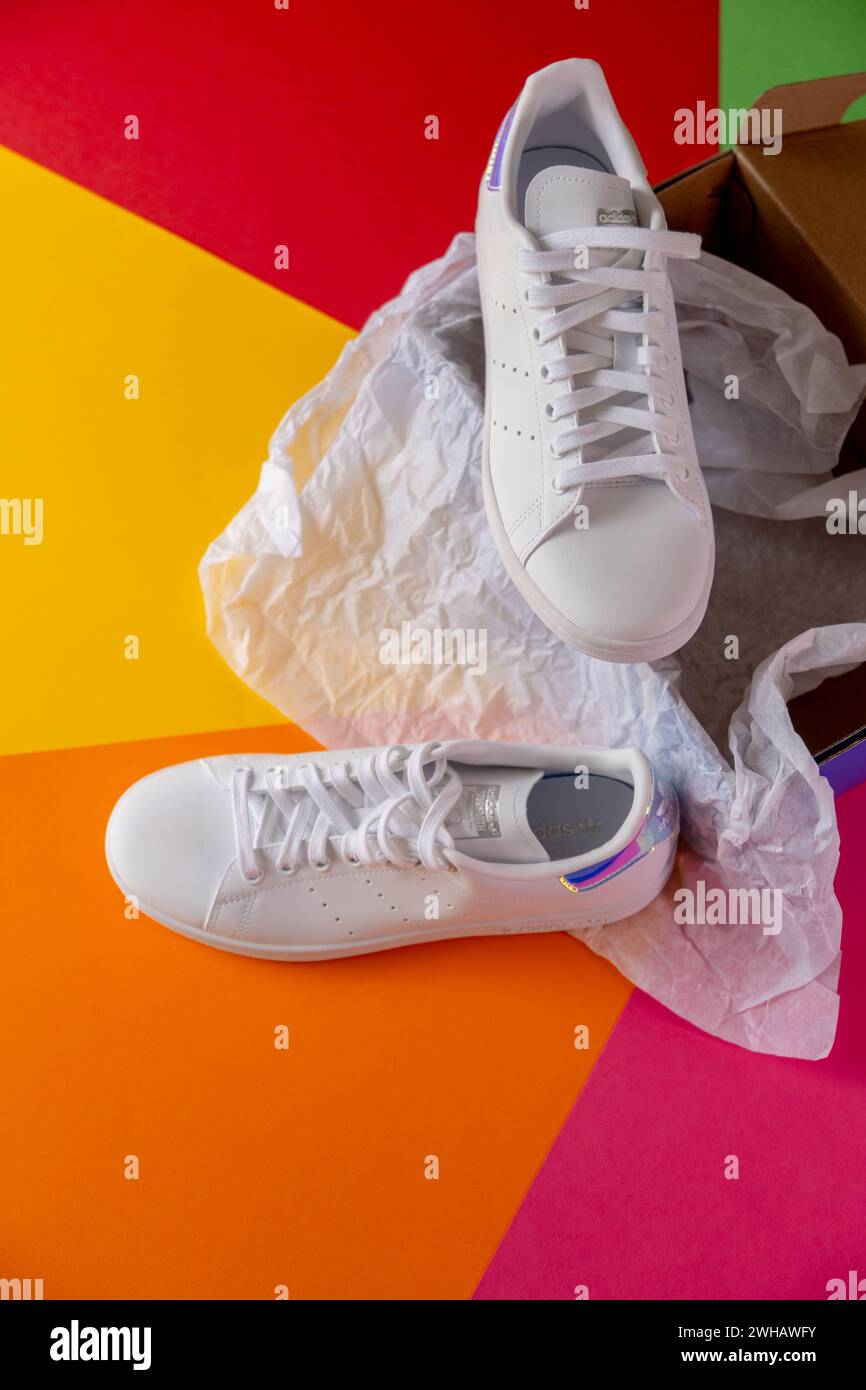 NEW YORK, États-Unis - 30 JANVIER 2024 : Adidas signe sur Adidas boîte à chaussures dans le magasin New York, ligne fierté lgbtq. Banque D'Images