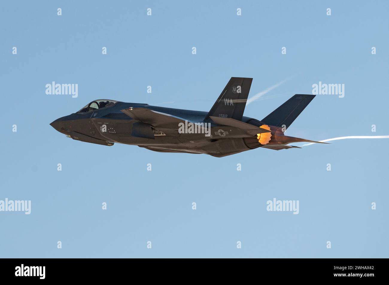 Un F-35 décolle pour une mission de l'école d'armes de l'US Air Force à la base aérienne de Nellis, Nevada, le 31 janvier 2024. Photo de William R. Lewis Banque D'Images