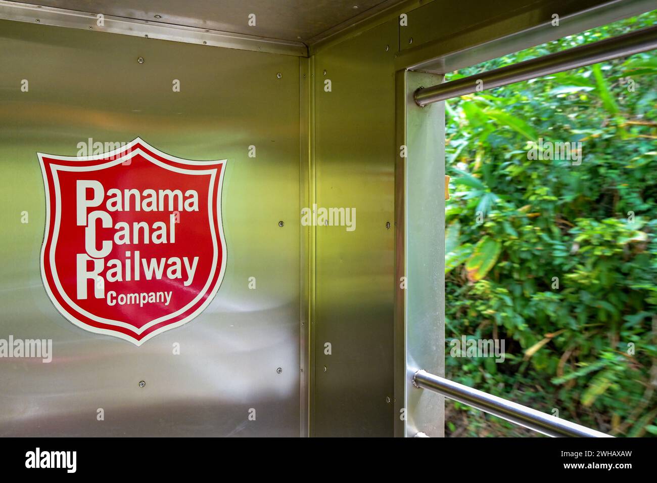 Panama - 22 janvier 2024 : logo du chemin de fer du canal de Panama sur le mur d'une plate-forme d'observation en plein air d'un train traversant la forêt tropicale Banque D'Images