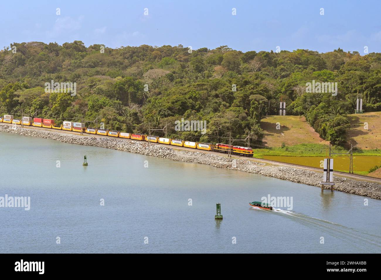 Panama - 22 janvier 2024 : locomotives diesel tractant un train de marchandises de wagons transportant des conteneurs maritimes sur le chemin de fer du canal de Panama Banque D'Images