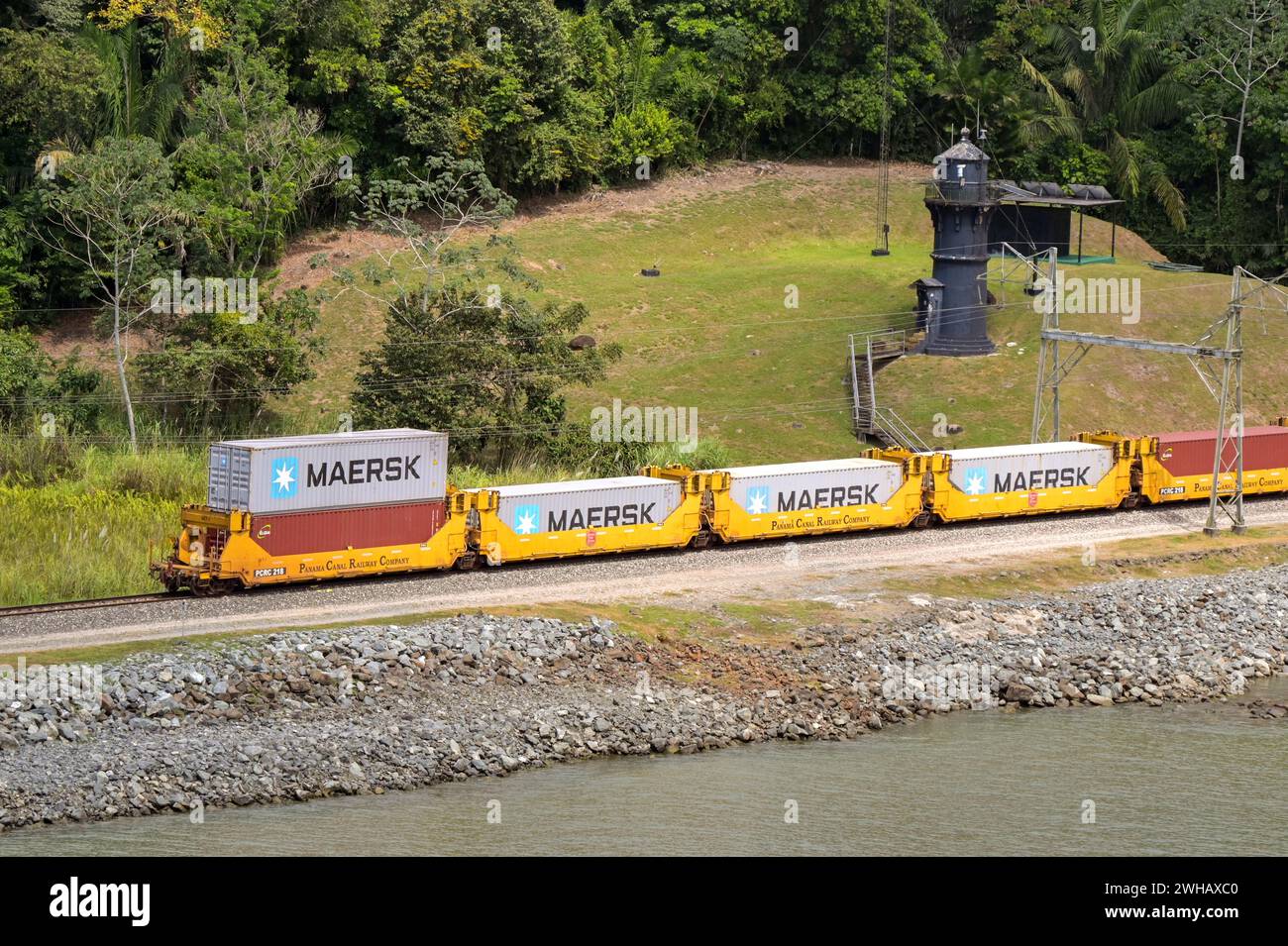 Panama - 22 janvier 2024 : train de marchandises transportant des conteneurs maritimes sur le chemin de fer du canal de Panama Banque D'Images