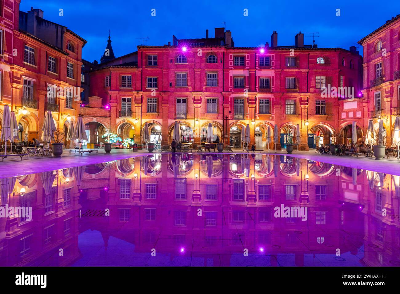 Place nationale de nuit à Montauban dans le Tarn et Garonne, Occitanie, France Banque D'Images