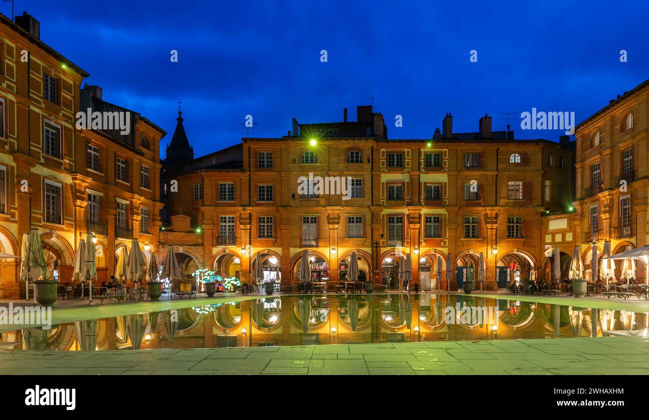 Place nationale de nuit à Montauban dans le Tarn et Garonne, Occitanie, France Banque D'Images