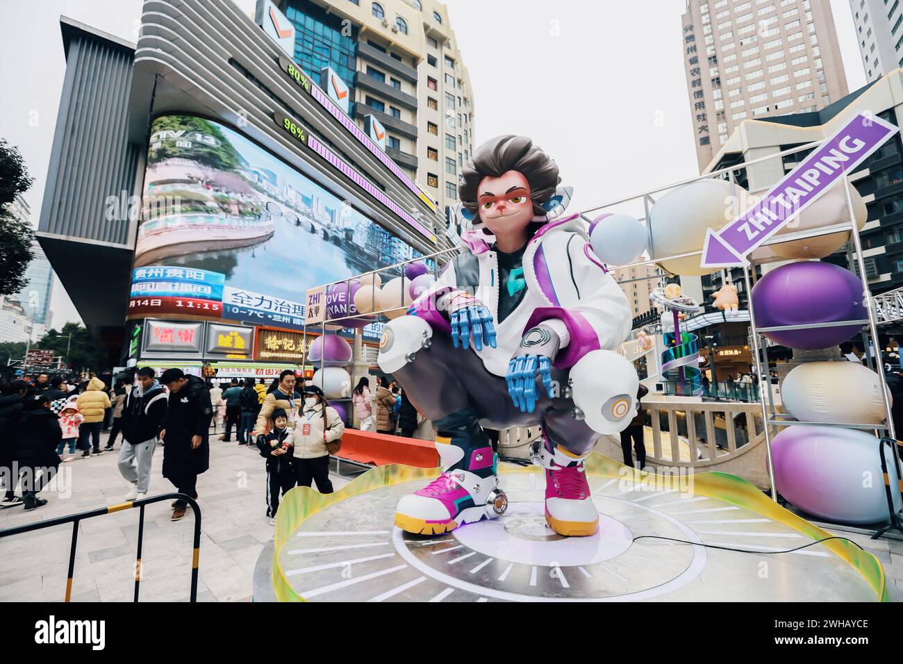 Guiyang. 9 février 2024. Cette photo prise le 26 janvier 2024 montre un personnage de dessin animé basé sur des singes rhésus de la montagne Qianling, sur Taiping Road à Guiyang, dans la province du Guizhou du sud-ouest de la Chine. POUR ALLER AVEC 'Across China : la culture pop se mêle à l'histoire pour illuminer le nouvel an de la Chine SW' crédit : Xinhua/Alamy Live News Banque D'Images