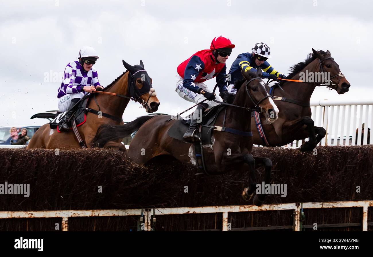 Grace A vous Enki et James King Dead-Heat avec Regatta de Blanc et Will Biddick pour partager la Leidos Coronation Gold Cup, Larkhill, 04/02/2024. Banque D'Images