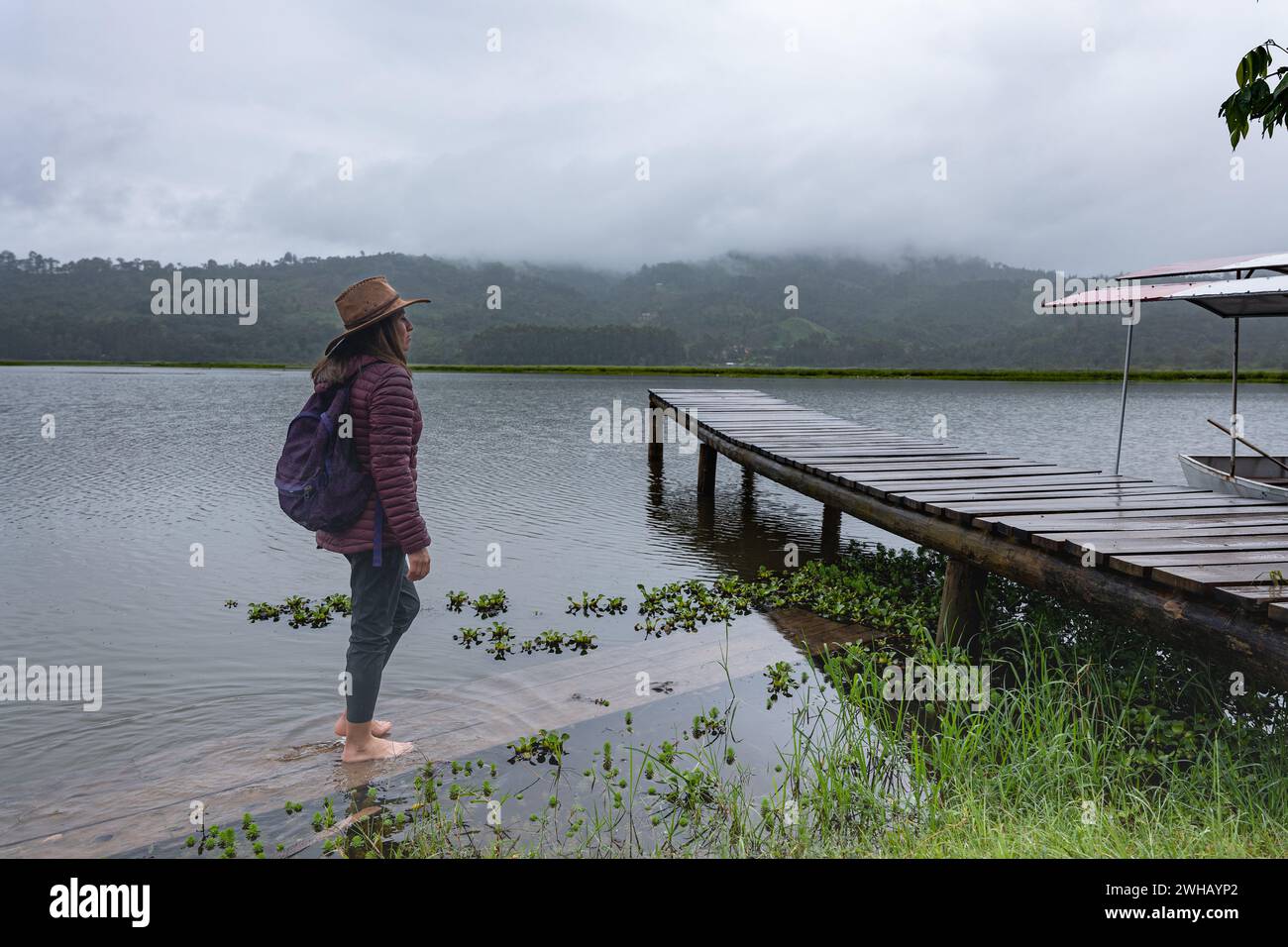Femme contemple le paysage tropical du Pérou devant un lagon. Banque D'Images