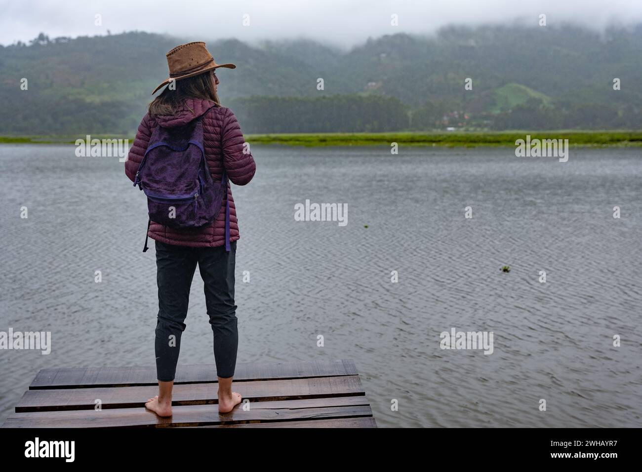 Femme voyageuse contemple le paysage dans la jungle péruvienne. Banque D'Images
