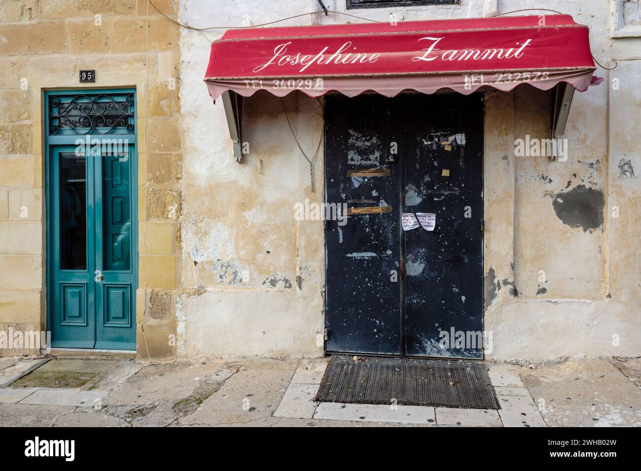 Un magasin fermé à la Valette, Malte Banque D'Images