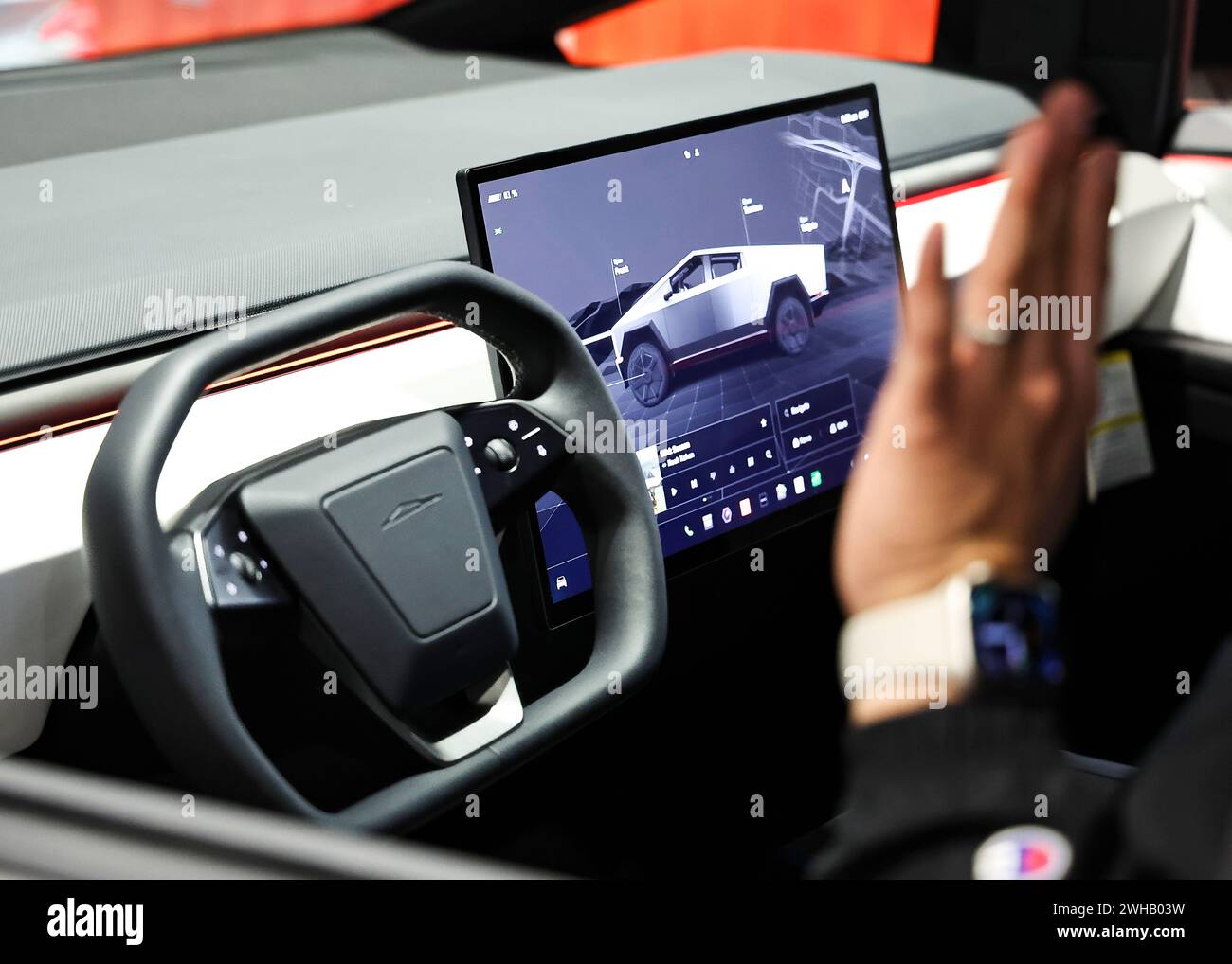 Chicago, États-Unis. 8 février 2024. Cette photo prise le 8 février 2024 montre le tableau de bord d'un Cybertruck Tesla au salon de l'auto de Chicago 2024 à McCormick place à Chicago, aux États-Unis. Le salon de l'auto de Chicago 2024, qui accueillera plus de 20 constructeurs du monde entier, se déroulera du 10 au 19 février. Crédit : Joel Lerner/Xinhua/Alamy Live News Banque D'Images