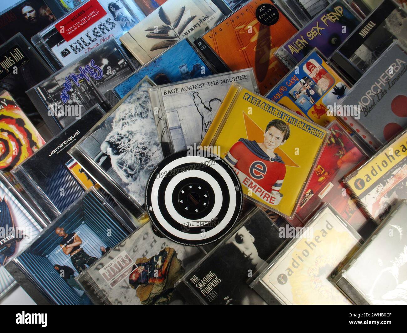 Music Exhibition ; Rage Against the machine album CD - Heavy metal et rap avec des influences punk rock et funk Banque D'Images Music Exhibition ; Rage Against the machine album CD - Heavy metal et rap avec des influences punk rock et funk Banque D'Images