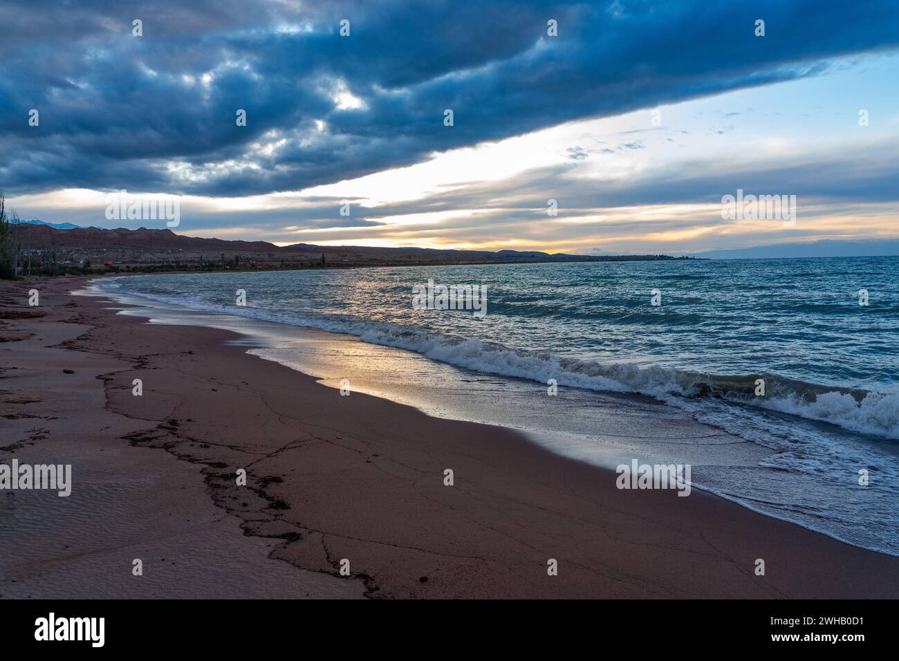 Lever de soleil à Issyk Kul, Kirghizistan. Issyk-Kul également Ysyk-Köl, est un lac salin endoréique (c'est-à-dire sans écoulement) dans l'ouest des montagnes Tianshan dans EA Banque D'Images