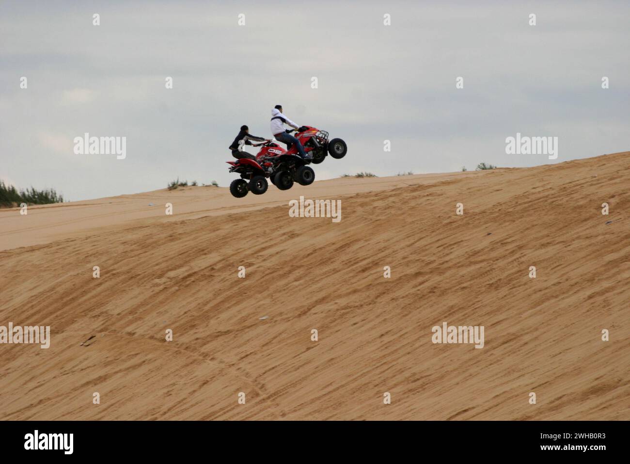 Les jeeps, les landsrovers et les véhicules tout-terrain (ATV) tentent de ruiner la paix et le calme et l'écosystème délicat sur une dune de sable. Photographié Neae Ashd Banque D'Images