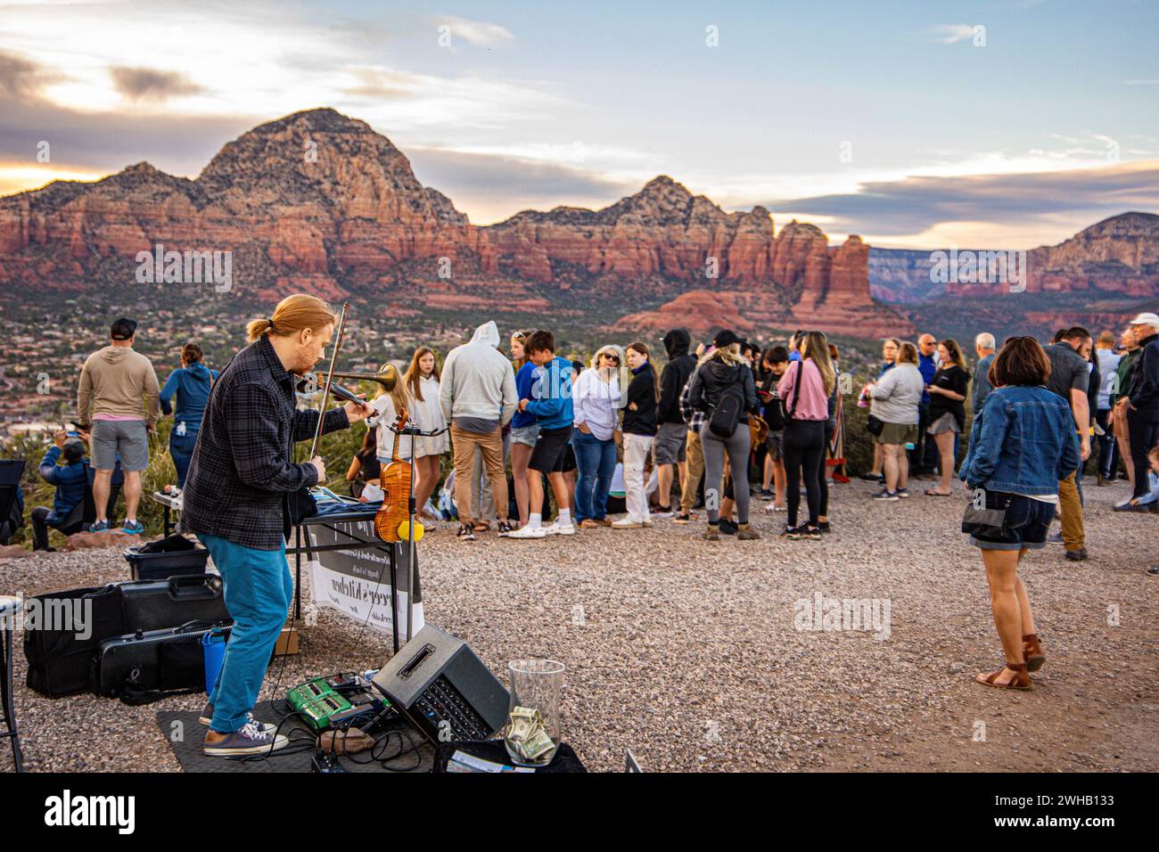 Violoniste busking pour les touristes à Coconino National Forest, Sedona, Arizona, États-Unis Banque D'Images