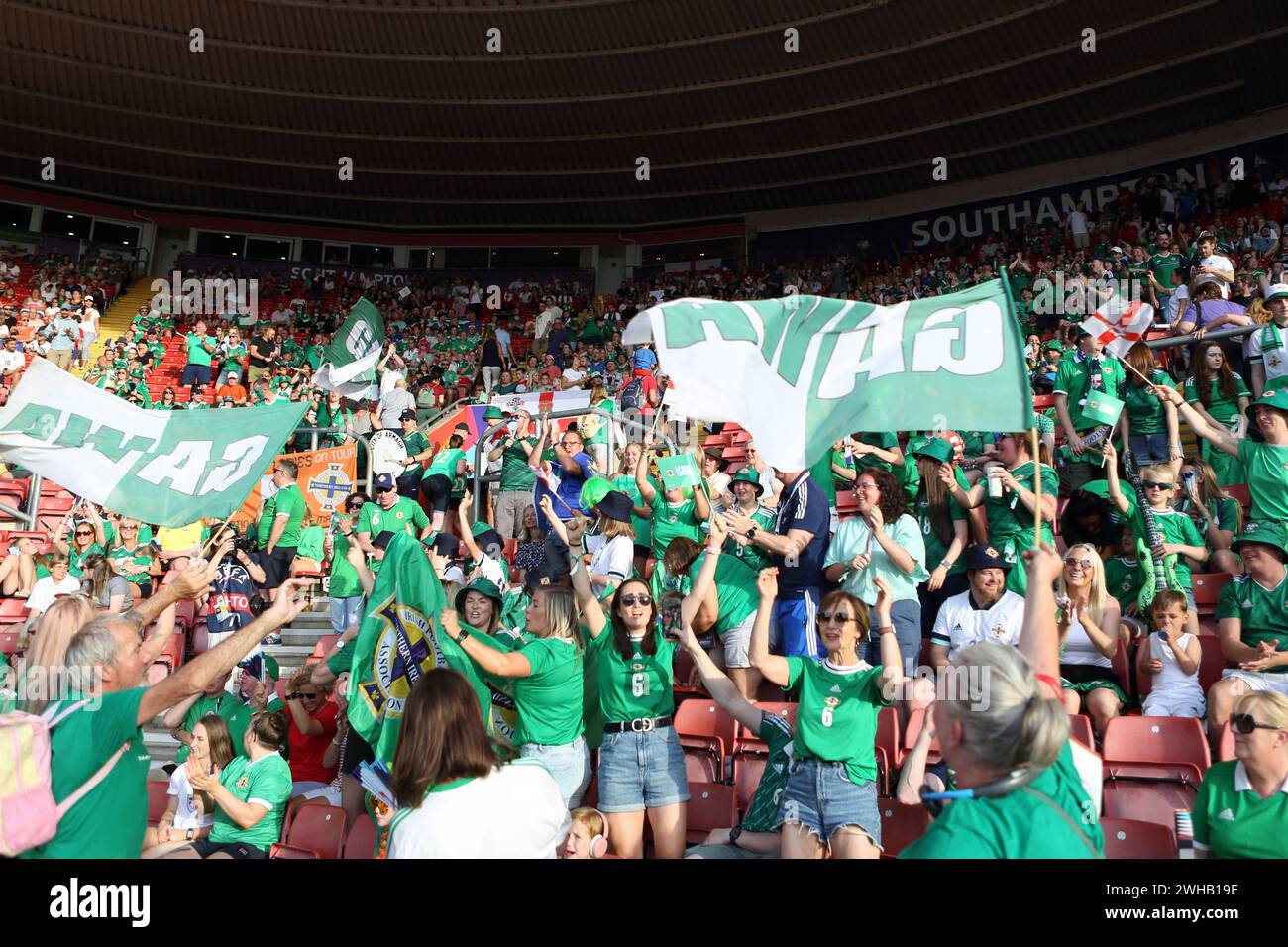 Ni fans GAWA Green and White Army England v Northern Ireland UEFA Womens Euro 2022 au St Mary's Stadium Southampton Banque D'Images