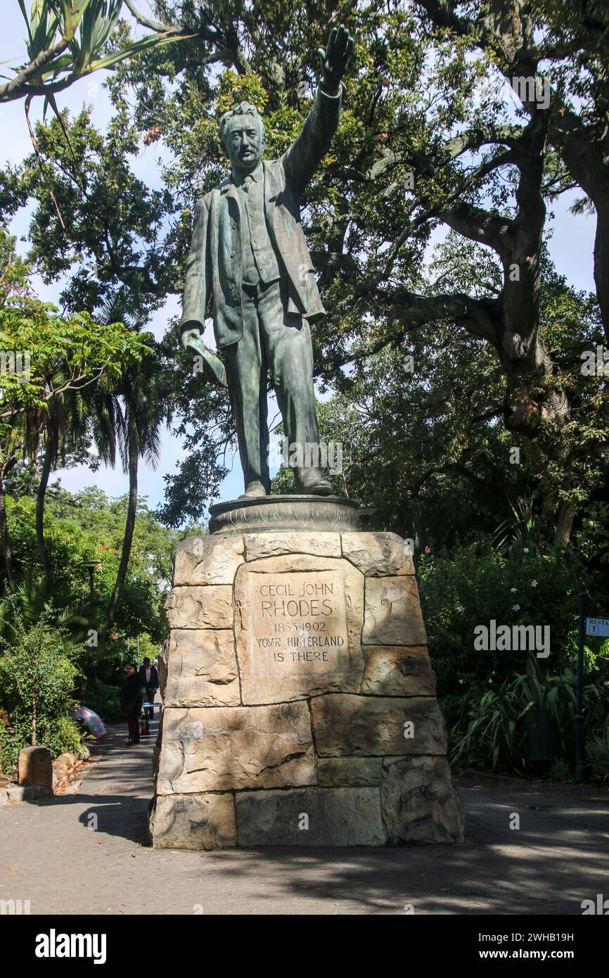 Statue de Cecil Rhodes dans le jardin de la Compagnie, établie par la Compagnie néerlandaise des Indes orientales en 1652, Cape Town, Western Cape, Afrique du Sud Banque D'Images