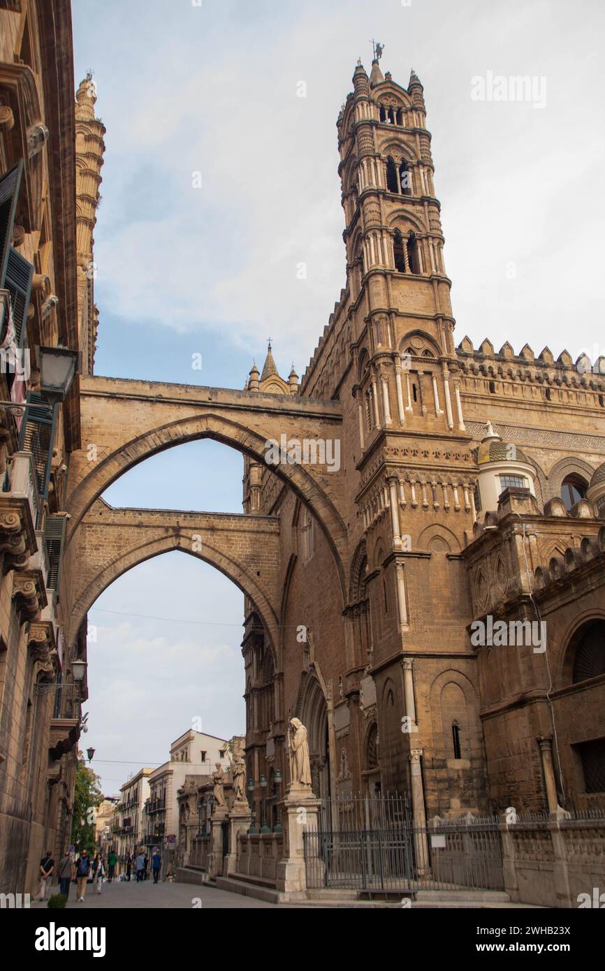 À Palerme, Italie, le 2023 octobre, la façade principale de la cathédrale, reliée par des arcades au Palais des Archevêques Banque D'Images