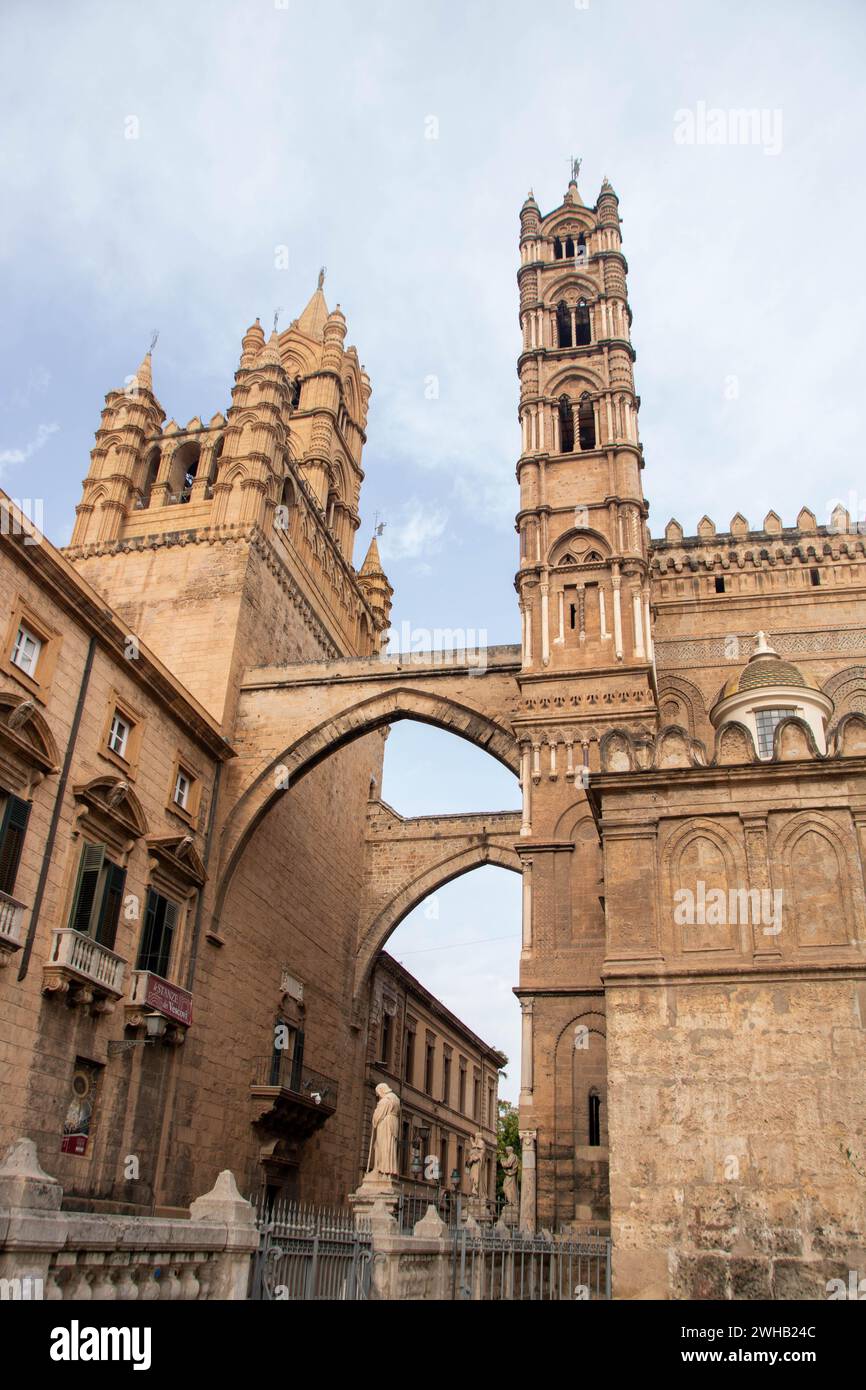 La façade principale de la cathédrale de palerme, reliée par des arcades au palais des archevêques Banque D'Images