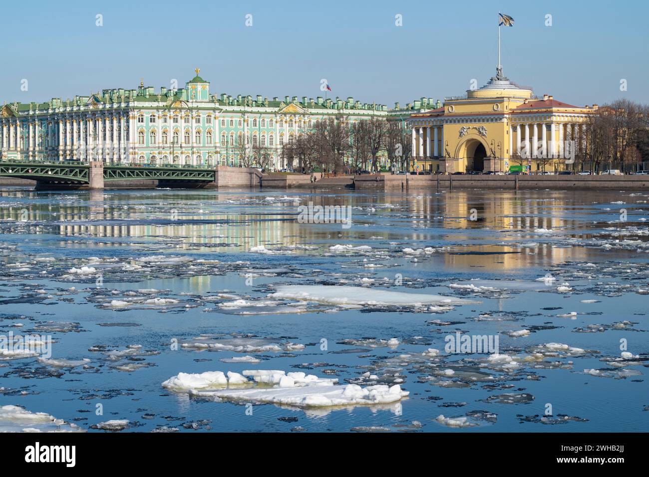 Dérive de glace printanière sur la rivière Neva. Avril dans le centre historique de Saint-Pétersbourg. Russie Banque D'Images