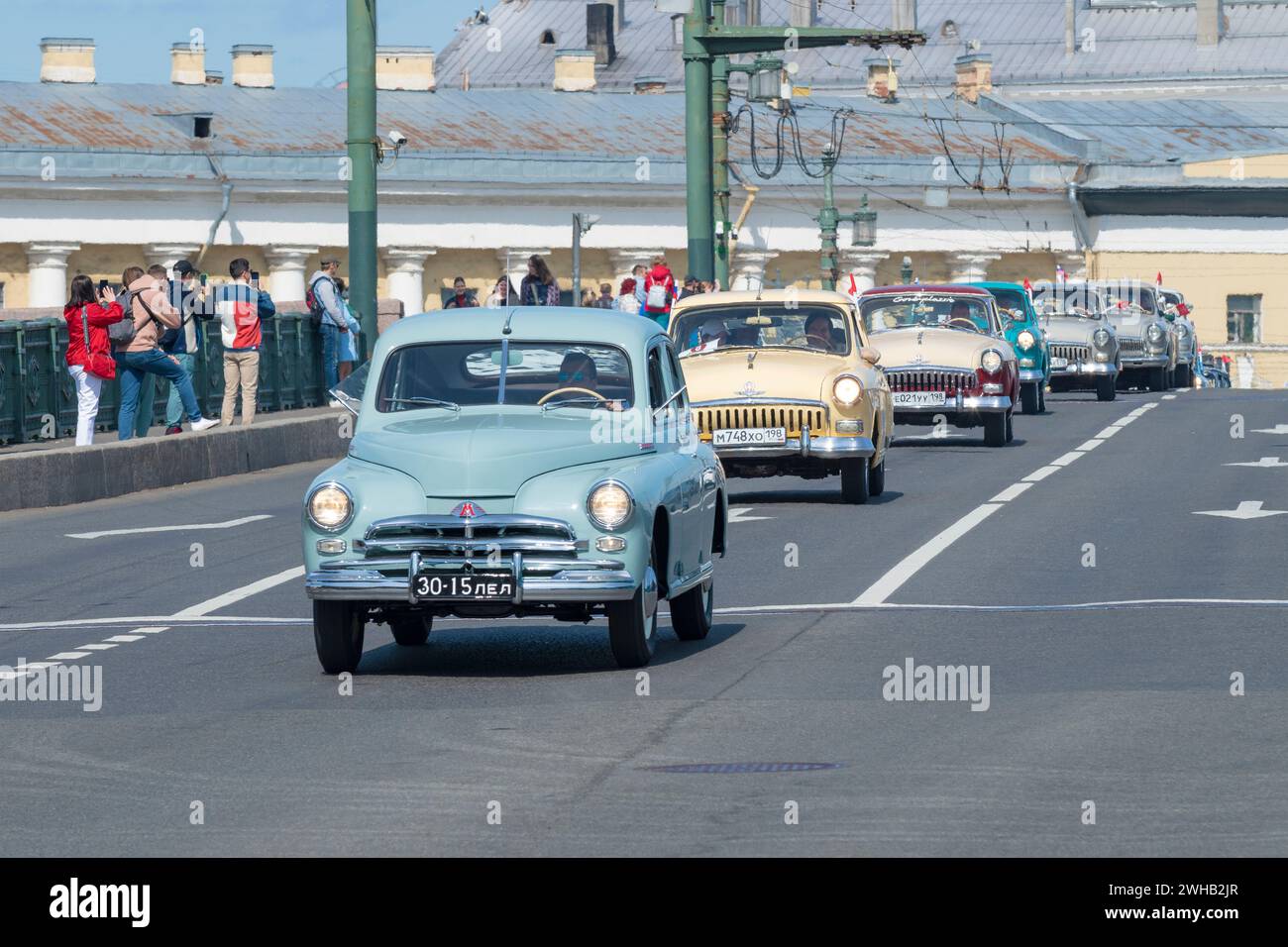SAINT-PÉTERSBOURG, RUSSIE - 20 MAI 2023 : la voiture soviétique gaz-20 'Pobeda' et un convoi de voitures Volga gaz-21 sur le défilé de transport rétro par une journée ensoleillée. Po Banque D'Images